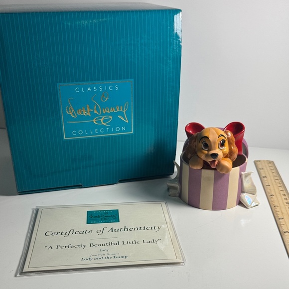 Disney collection "A Perfectly Beautiful Little Lady" dog figurine with COA - Picture 2 of 5